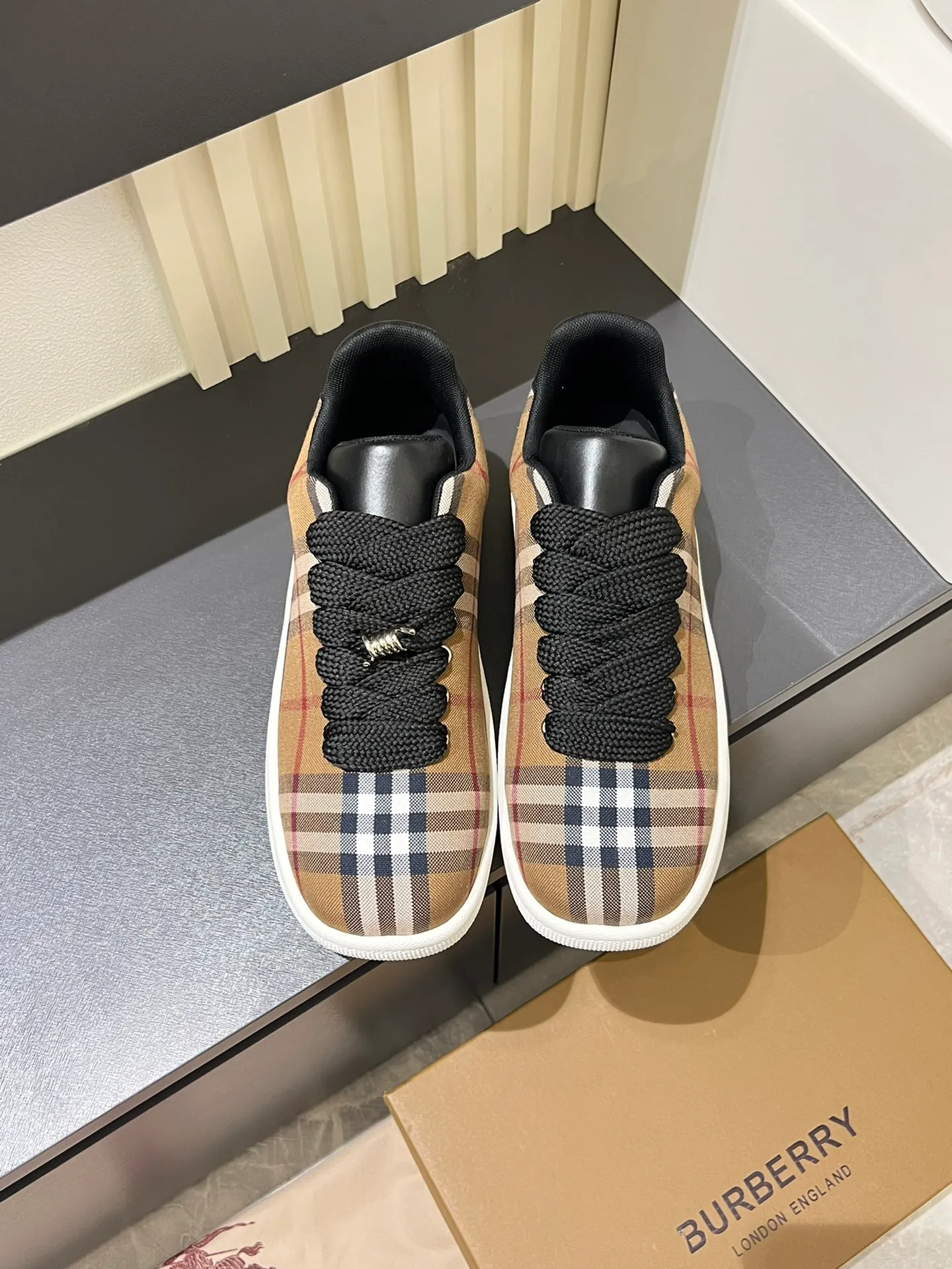 Men's shoes 💰p380 "Burberr*" new thick-soled men's casual sports shoes, cool sneakers and bread shoes, originally purchased and developed, the top version of Box series sports shoes, made of smooth calfskin fabric, embellished with embossed Equestrian Knight logo (EKD). Made of mesh lining, the laces are decorated with metal coils, the rubber soles are decorated with the Burberry letter logo, and the original molded 3.5CM two-color T men's shoes 💰pU outsole! Male 38-44 (45 customized)